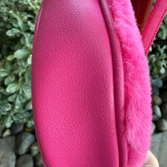 Juicy Couture Fuchsia Pink Heart Plush Bag Condition 7” X 6” CrossBody Bag - Picture 6 of 11